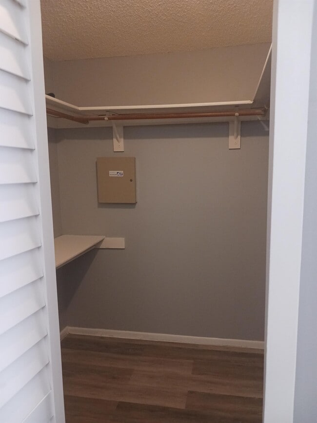 Building Photo - 7706 Covedale Dr