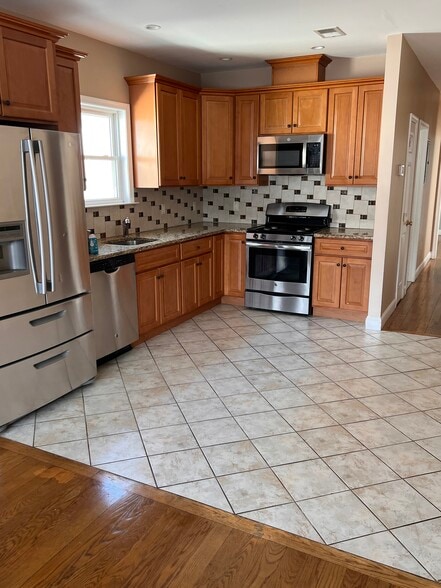 Building Photo - 143 Bellevue St