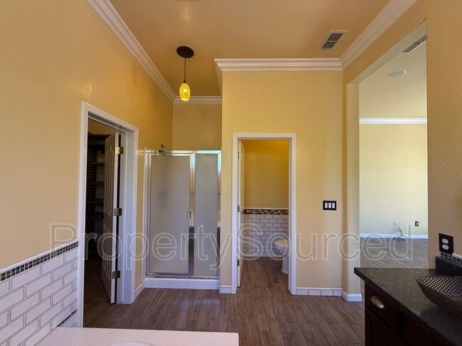 Building Photo - 523 Ruess Rd