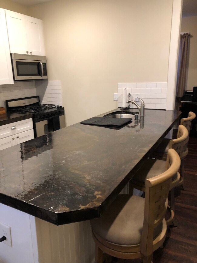 Large peninsula in kitchen - 317 Laurel Street West