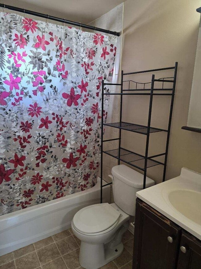 Building Photo - Wilmington Rowhome - Hedgeville Area