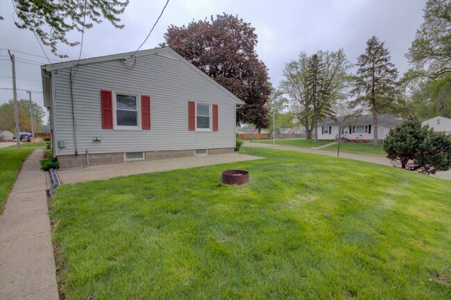 Building Photo - Remodeled 3 Bedroom Home