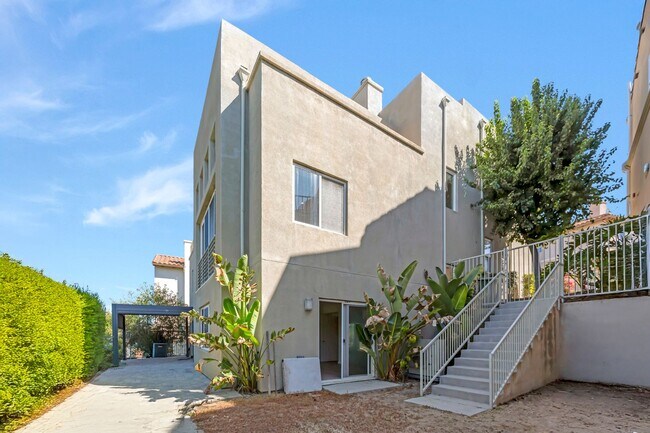 Building Photo - Modern 5-Bedroom Home with Spectacular Vie...