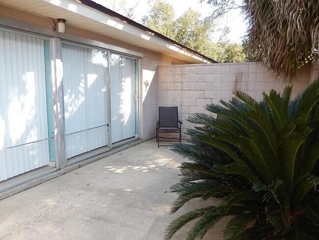 Building Photo - 2241 W Pensacola St