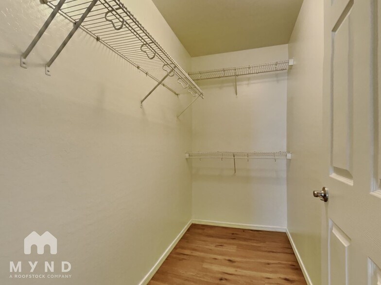 Building Photo - 5621 S 31st Dr