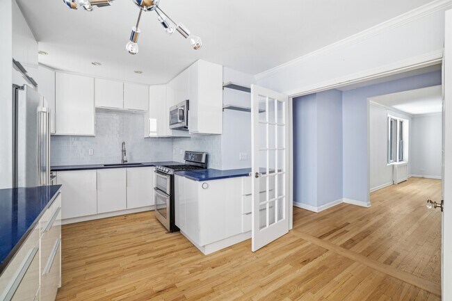 Building Photo - 400 W 58th St