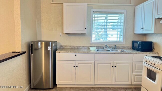 Building Photo - 5557 Floral Ave