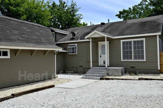 Building Photo - 2225 Pine Ave