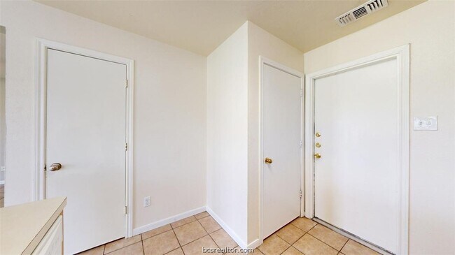 Building Photo - 915 Bougainvillea St