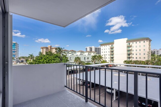Building Photo - 405 N Ocean Blvd