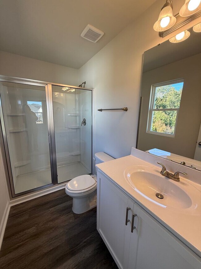 Building Photo - Three bedroom, 2.5 bath townhome in Whitsett