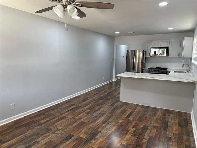 Building Photo - 834 Vallette St