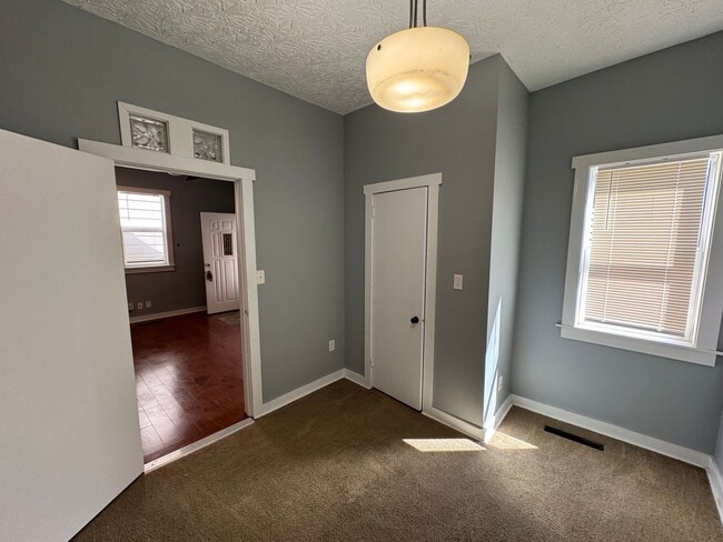 Building Photo - Fountain Sqaure 2 Bedroom 1 Bath with a bonus room/office.