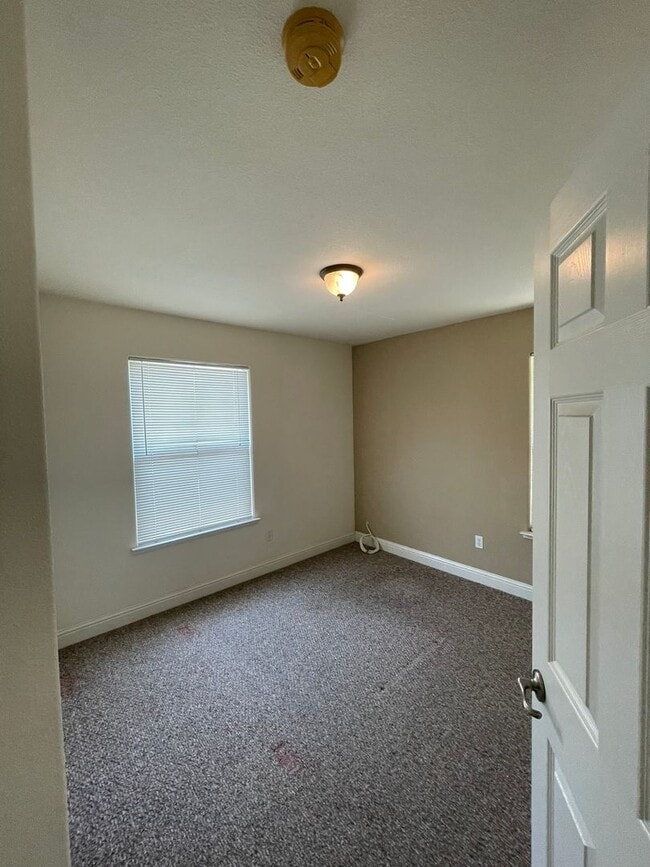 Building Photo - Spacious & Elegant 6-Bedroom, 3.5-Bath Hom...