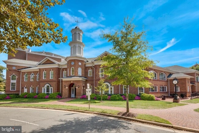 Building Photo - 5108 English Terrace