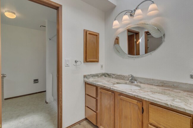 Building Photo - 3-bedroom, 2.5-bathroom home located in Fe...