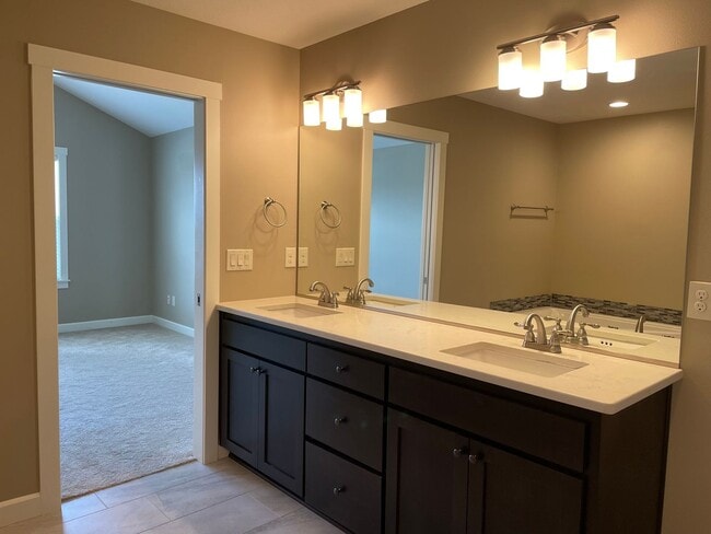 Building Photo - LUXURY 4 Bed Camas Townhome! Gated Communi...