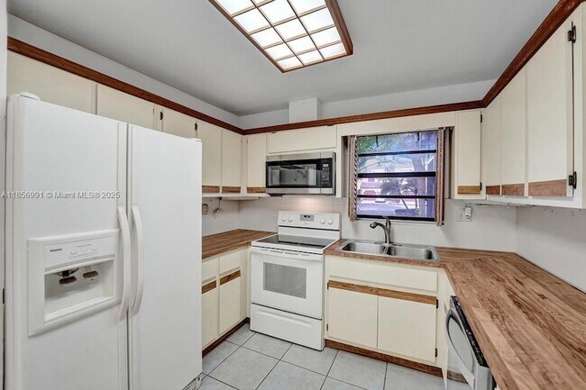Building Photo - 9540 Sevilla Ln