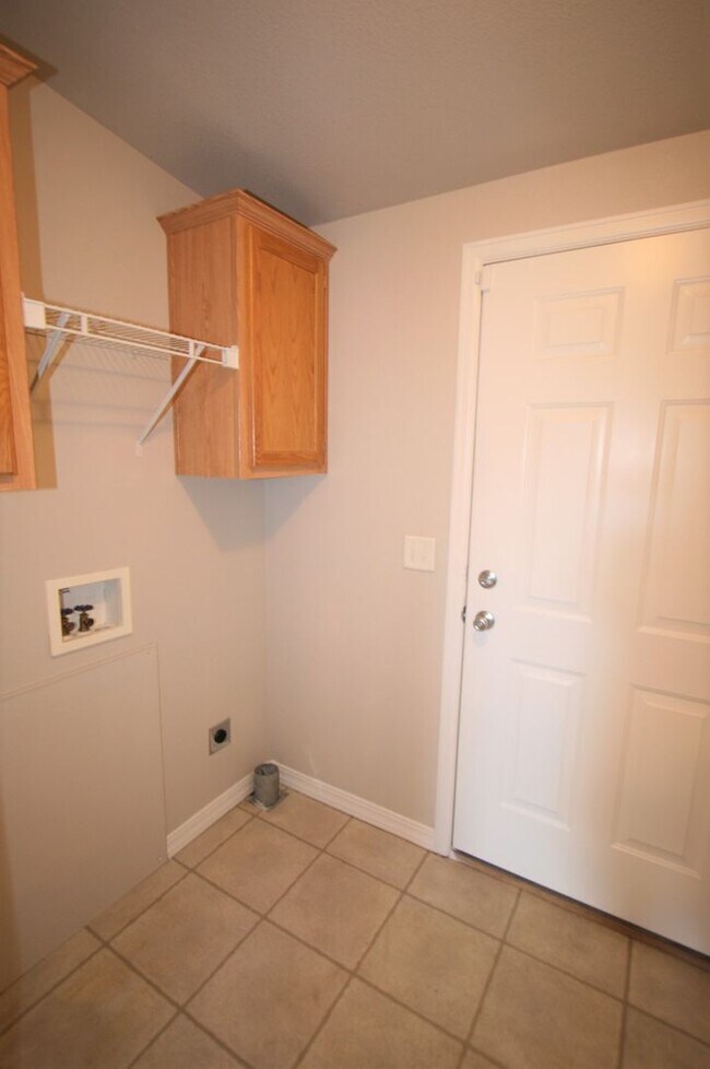 Building Photo - Great 3 Bedroom Ranch Style Home in low maintenance community!