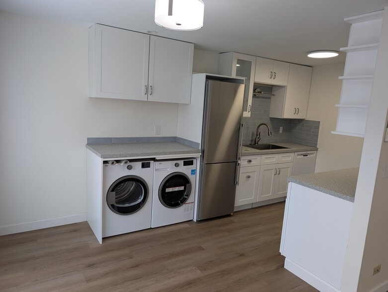 Building Photo - 5028 SE Hawthorne Blvd