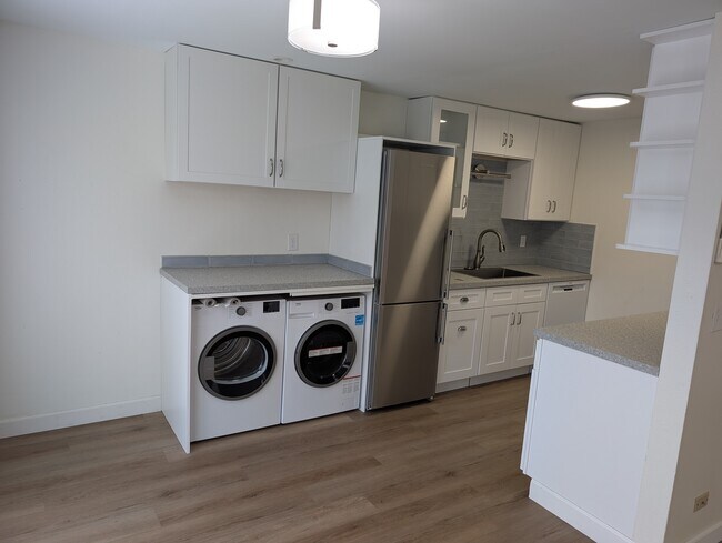 Building Photo - 5028 SE Hawthorne Blvd