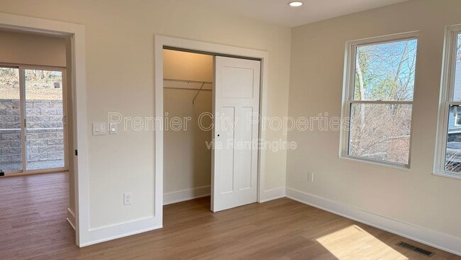 Building Photo - 240 Mcgregor Ave