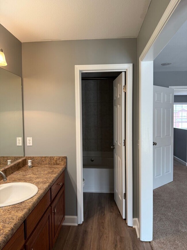 Building Photo - Available NOW -111 Peregrine Way