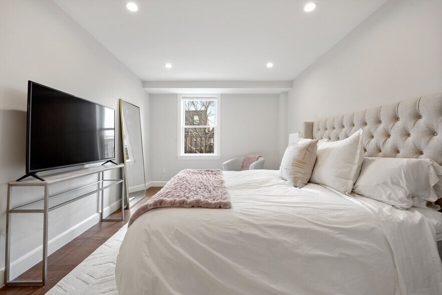 Building Photo - 403 Marlborough St