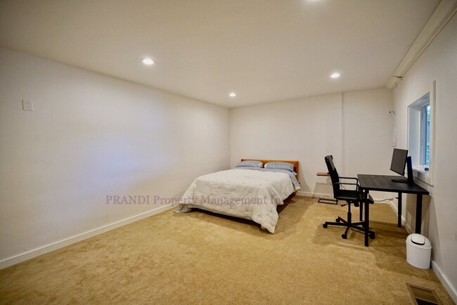 Building Photo - Amazing Unit in Water Front Strawberry Home