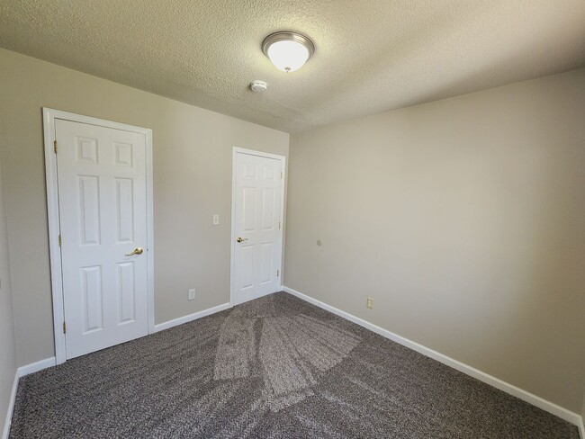 Building Photo - 3 Bedroom 2 Bath Home Available in Knoxville