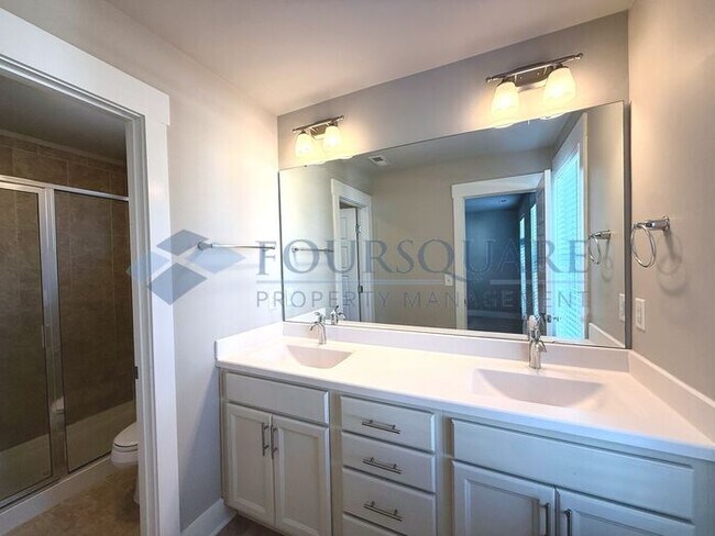 Building Photo - Lovely 3-Bedroom Home with Granite Kitchen, Office Nook & Finished Garage – Near Downtown Knightd...