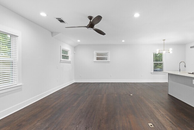 Building Photo - 453 Erin Ave SW