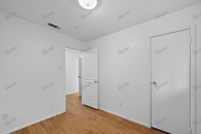 Building Photo - 616 Moore St