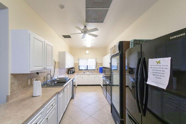 Building Photo - 18081 SE Country Club Dr