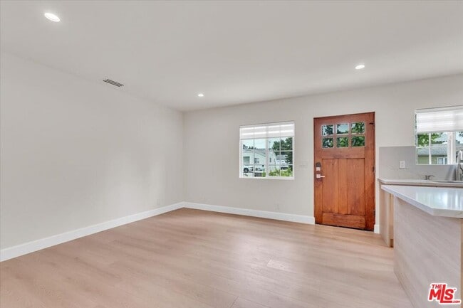 Building Photo - 6915 Encino Ave
