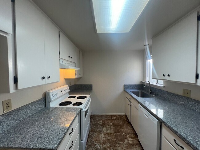 Building Photo - Floyd Ave - Duplex