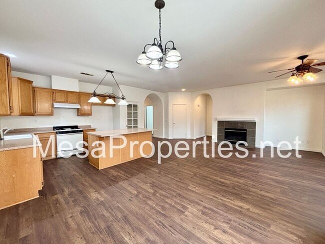 Building Photo - 12261 Luna Rd