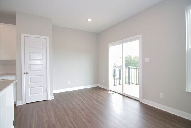 Building Photo - Beautiful Zionsville Townhome - *Special Offer!