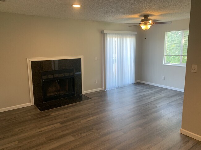 Building Photo - Available July! Newly Updated 2 bed/2 bath...