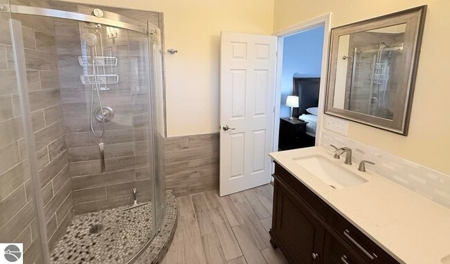 Building Photo - 201 River St