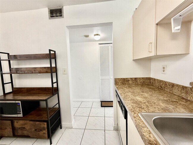 Building Photo - 10825 SW 112th Ave