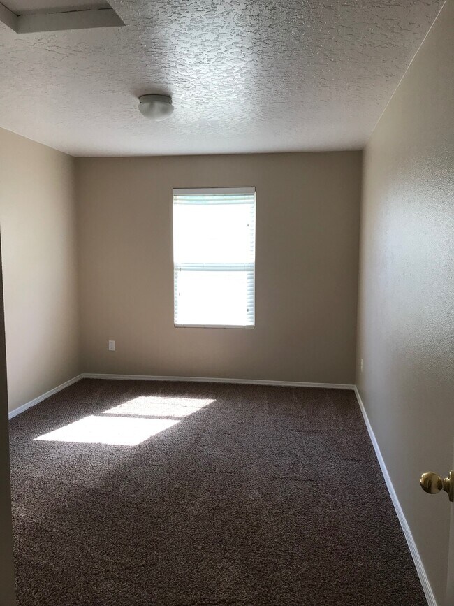 Building Photo - 3 bed/ 2 bath... 2 car garage... Single Level...In the Meadowbrook Subdivision.