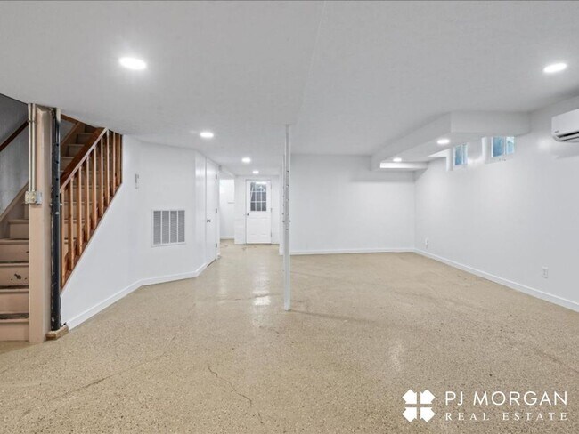 Building Photo - 3603 Davenport St