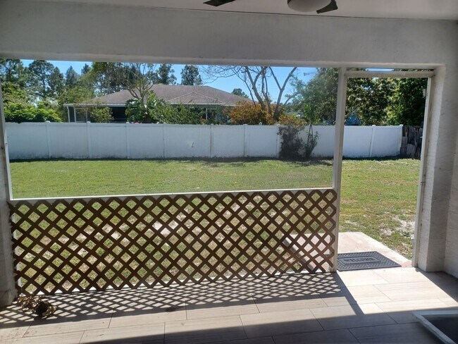 Building Photo - Available Now: 3/2 + den Home On A Quiet D...