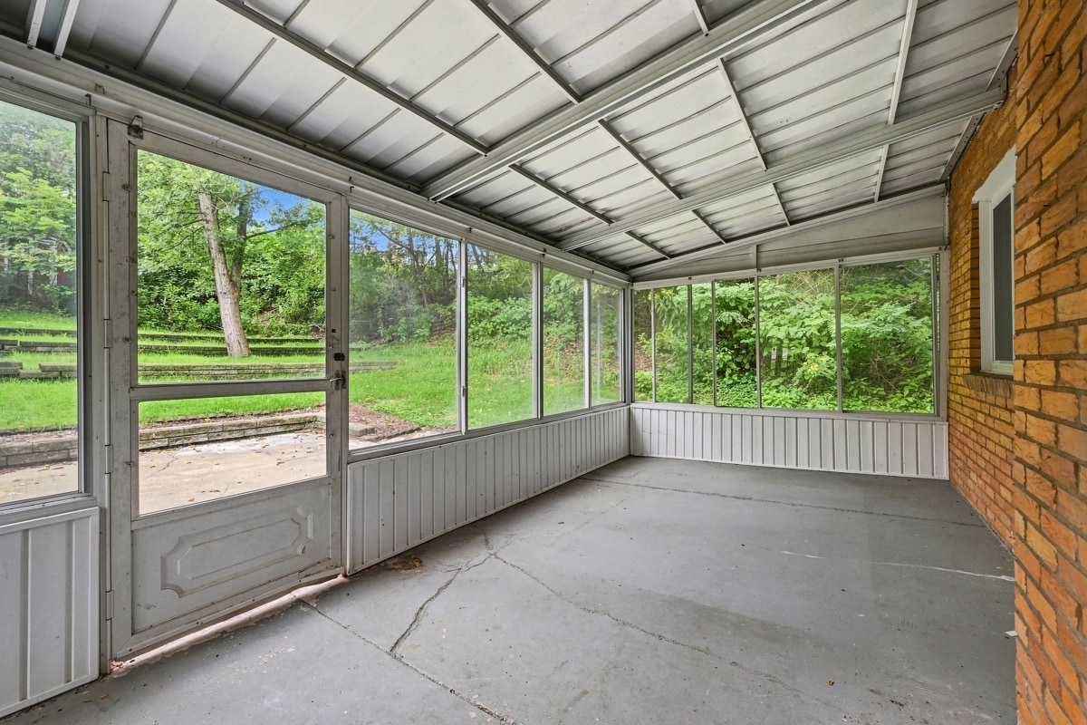 Building Photo - 56 Pointview Rd