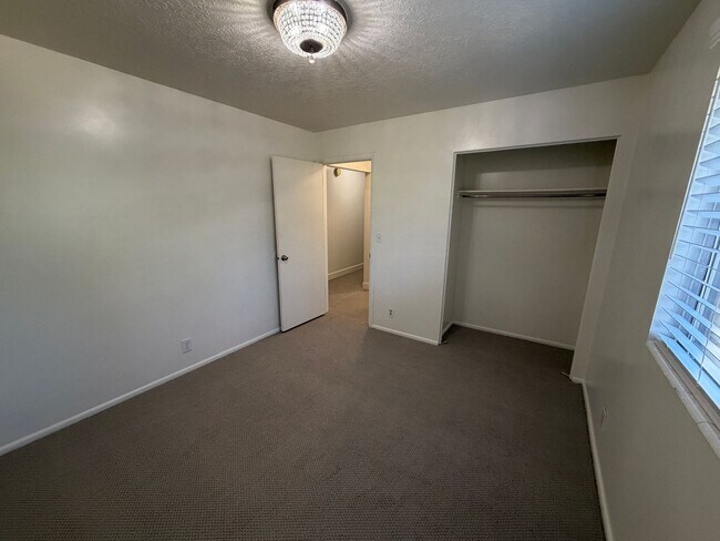 Building Photo - Spacious 4 Bed, 2 Bath Home with Fenced Yard