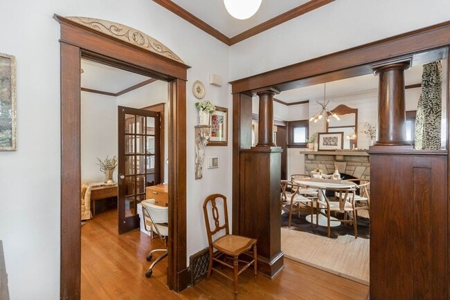 Building Photo - Fantastic West Plaza Bungalow