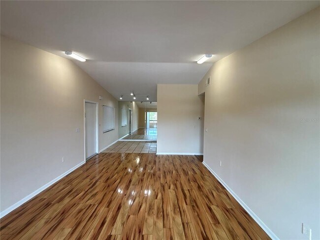 Building Photo - 5169 Vineland Rd