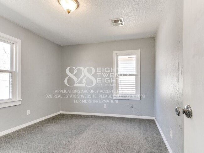 Building Photo - 3 Bed/1 Bath Single Family Home Available Now! Within 5 miles of TAFB!