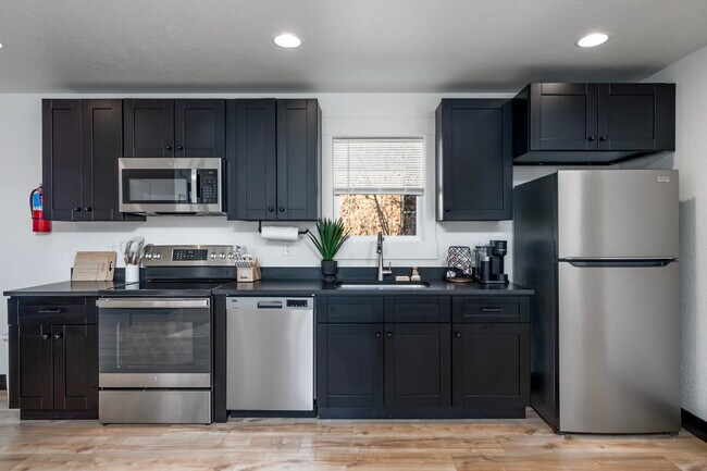Building Photo - Downtown furnished rental w/ all utilities included (avail. Oct. thru May only)